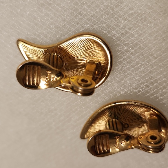 Vintage 1980s Monet Black Enamel and Gold-Tone Teardrop Clip On Earrings - Picture 7 of 11